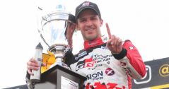 Matías Rossi festejó en el inicio del Top Race